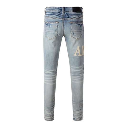 Vaqueros skinny azul medio de hombre con parche de letras color crema y rotos en las rodillas 8905